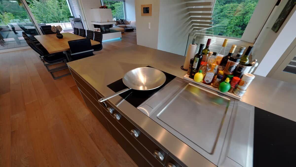 Wasserkocher mit Kaffee-/Teezubehör, Kühlschrank, Mikrowelle, Ofen