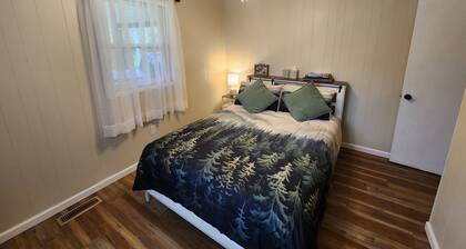 Tranquil 3-bedroom Mountain View Farmhouse in Charming Greeneville