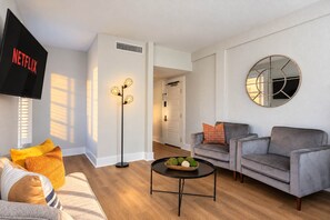 ☀️ Sun-drenched living area with soft natural light — a quiet place to stream your favorite shows or unwind after a day out. - The Penn Hotel - Steps to Gaslamp & Petco Park, AC (San Diego)