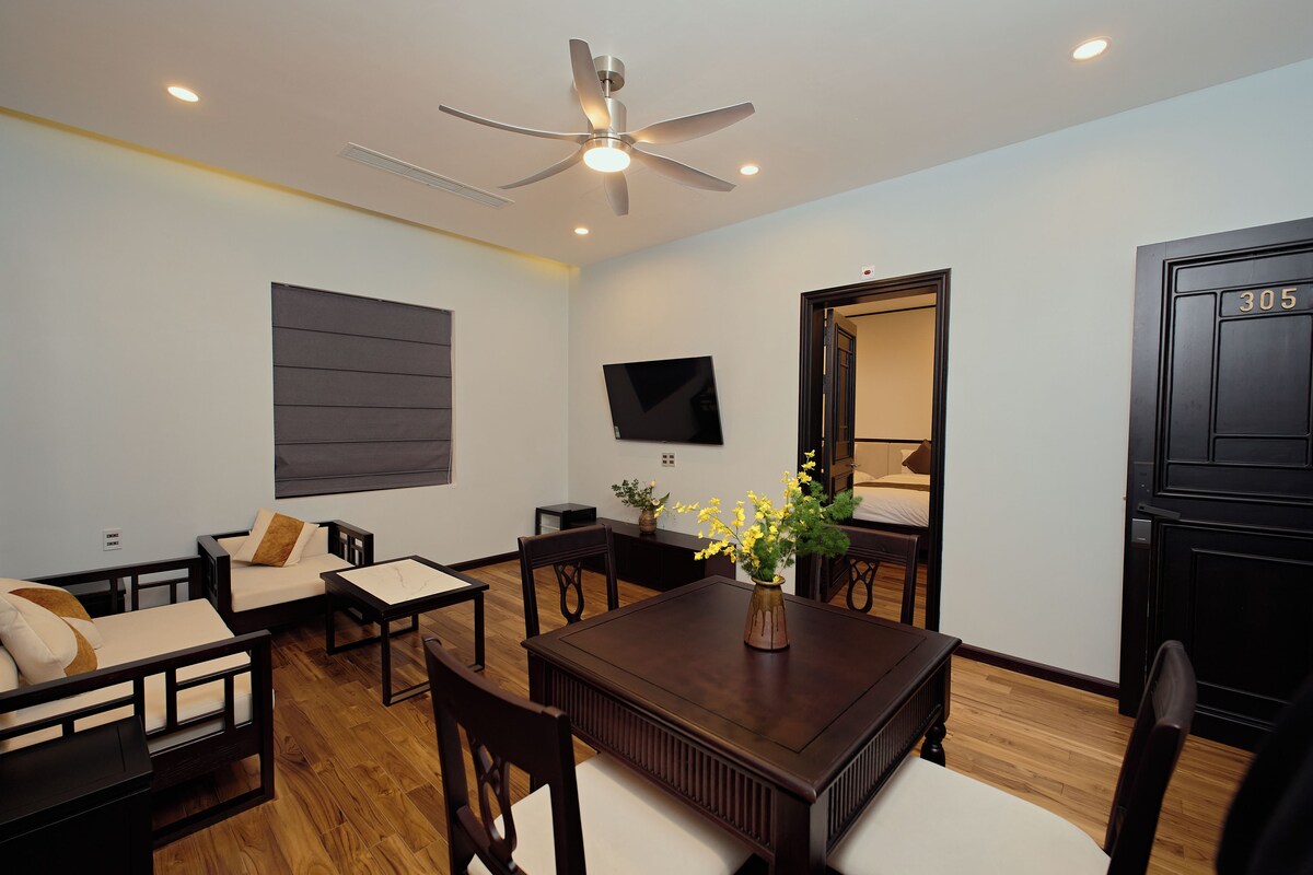 Studio Suite dành cho gia đình | Bàn, khu vực làm việc phù hợp cho laptop, màn/rèm cản sáng 