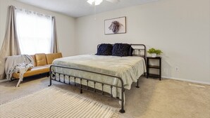 Tabla de planchar con plancha, internet y ropa de cama 