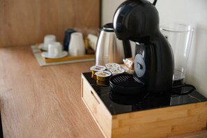 A coffee machine with coffee pods on a wooden tray. - Casa Partenopea Napul'è | Boutique Room with a Small Terrace (Napoli)