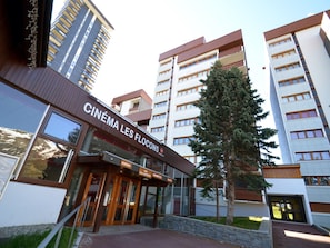 Ein Kino mit moderner Fassade, großen Glasfenstern und einer Beschilderung, die es als Kino kennzeichnet.