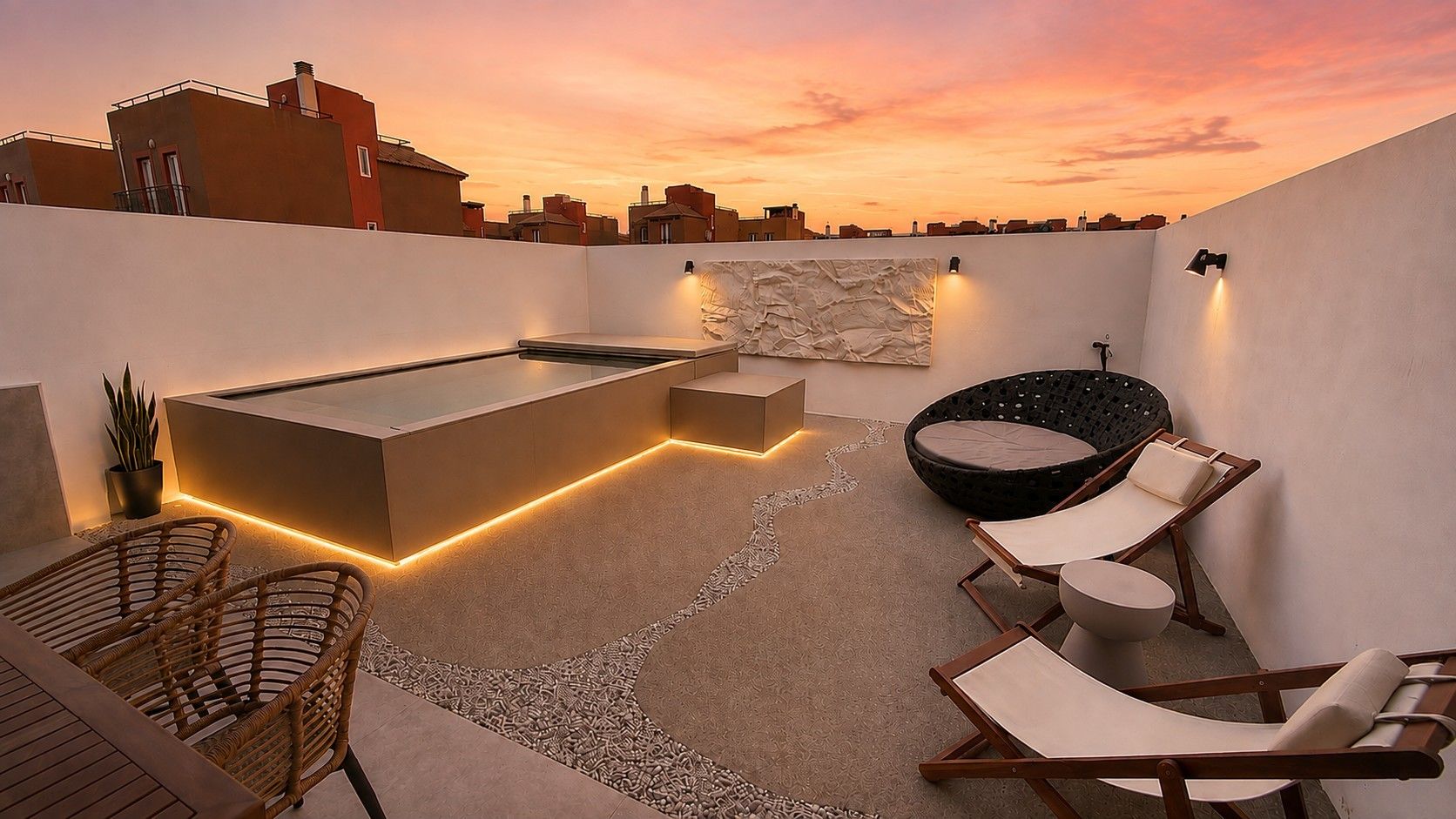 Une terrasse sur le toit avec une piscine, un espace salon et une vue sur les toits de la ville au coucher du soleil.
