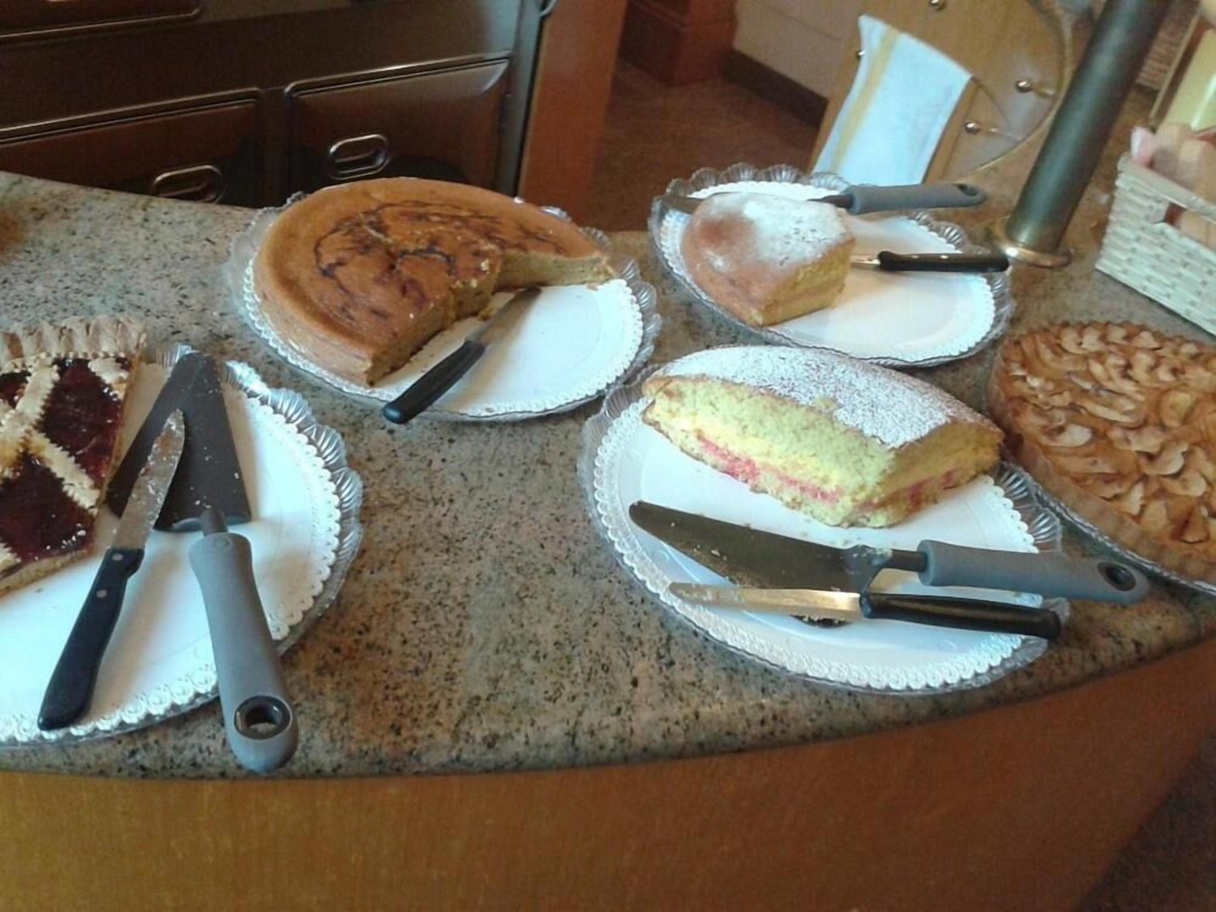 Una encimera de cocina con varios pasteles y un cuchillo.