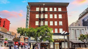 Un edificio de varios pisos con fachada de ladrillo y ventanas grandes.