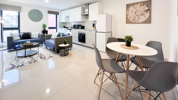 Un appartement moderne comprenant un salon, un coin repas et une cuisine.