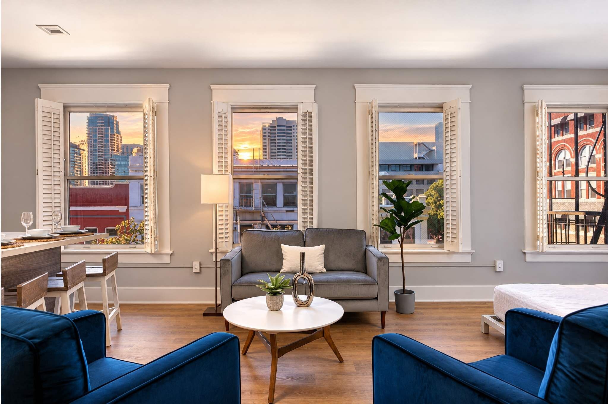 🏙 Bright open-concept living residence—bathed in natural light with views overlooking the vibrant Gaslamp Quarter.   