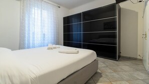 A bedroom with a bed, a wardrobe, and a bathroom. - Saragozza 76 (Bologna)