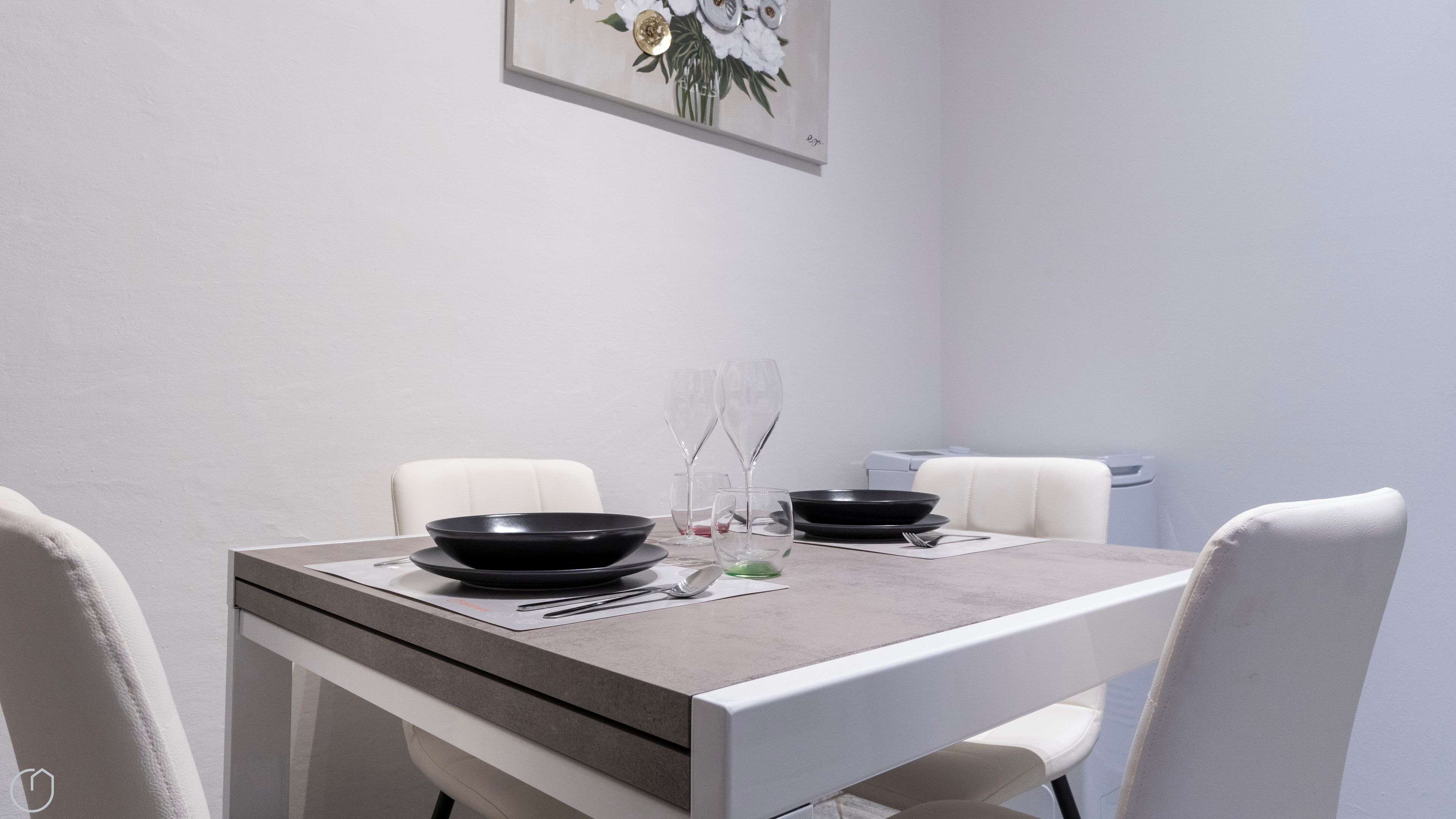 Leilighet (1 Bedroom) | Oppholdsområde | En 32-tommers smart-TV med kabel-kanaler