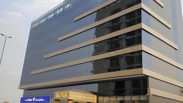 A modern building with a glass facade and horizontal lines. - Al Rayyan Tower (Jeddah)