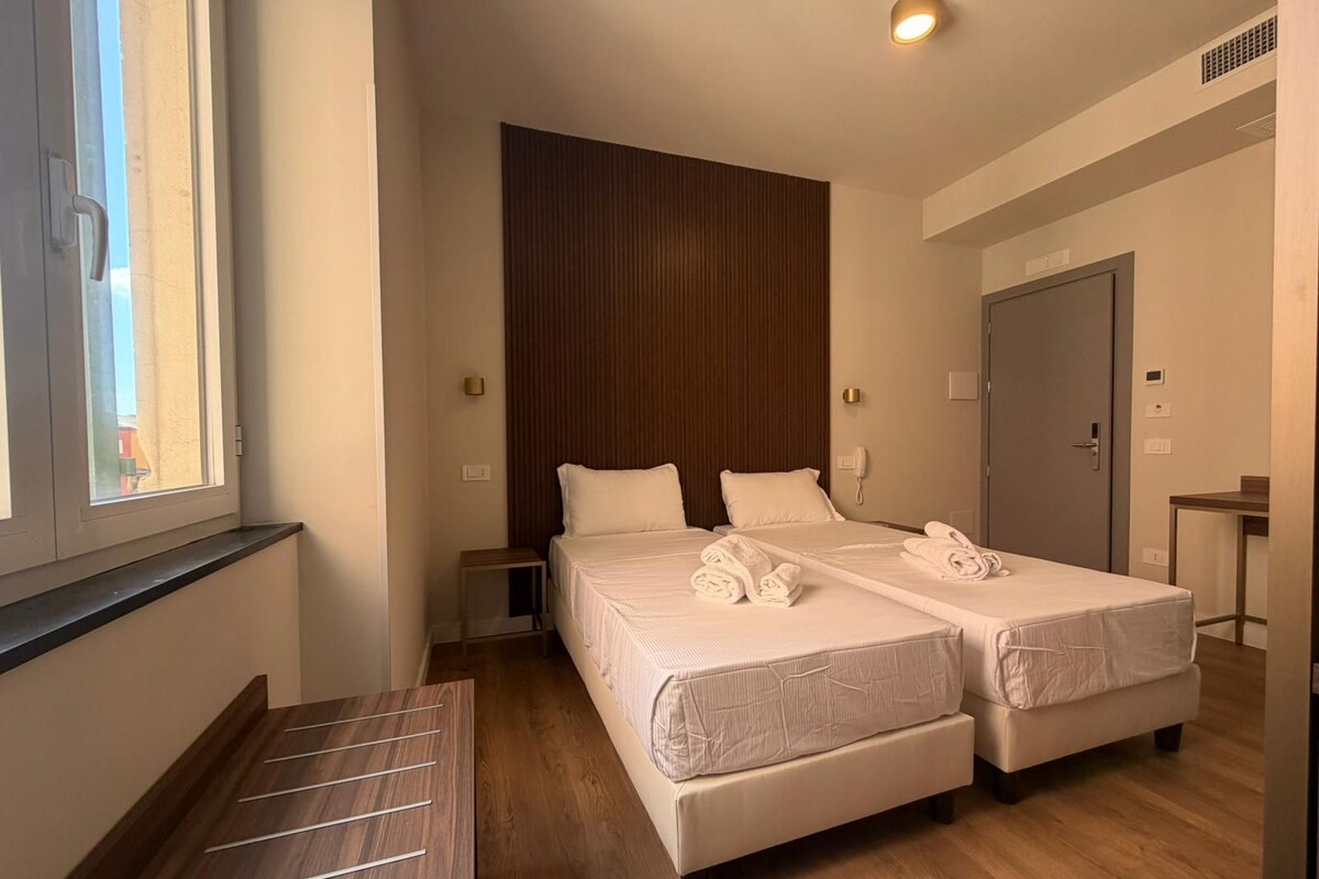 Habitación cuádruple Confort | Sábanas de algodón egipcio, ropa de cama de alta calidad y minibar