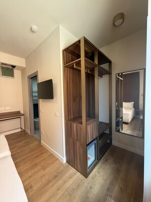 Habitación Confort con 1 cama matrimonial o 2 individuales | Baño | Regadera, regadera tipo lluvia, amenidades de baño gratuitas