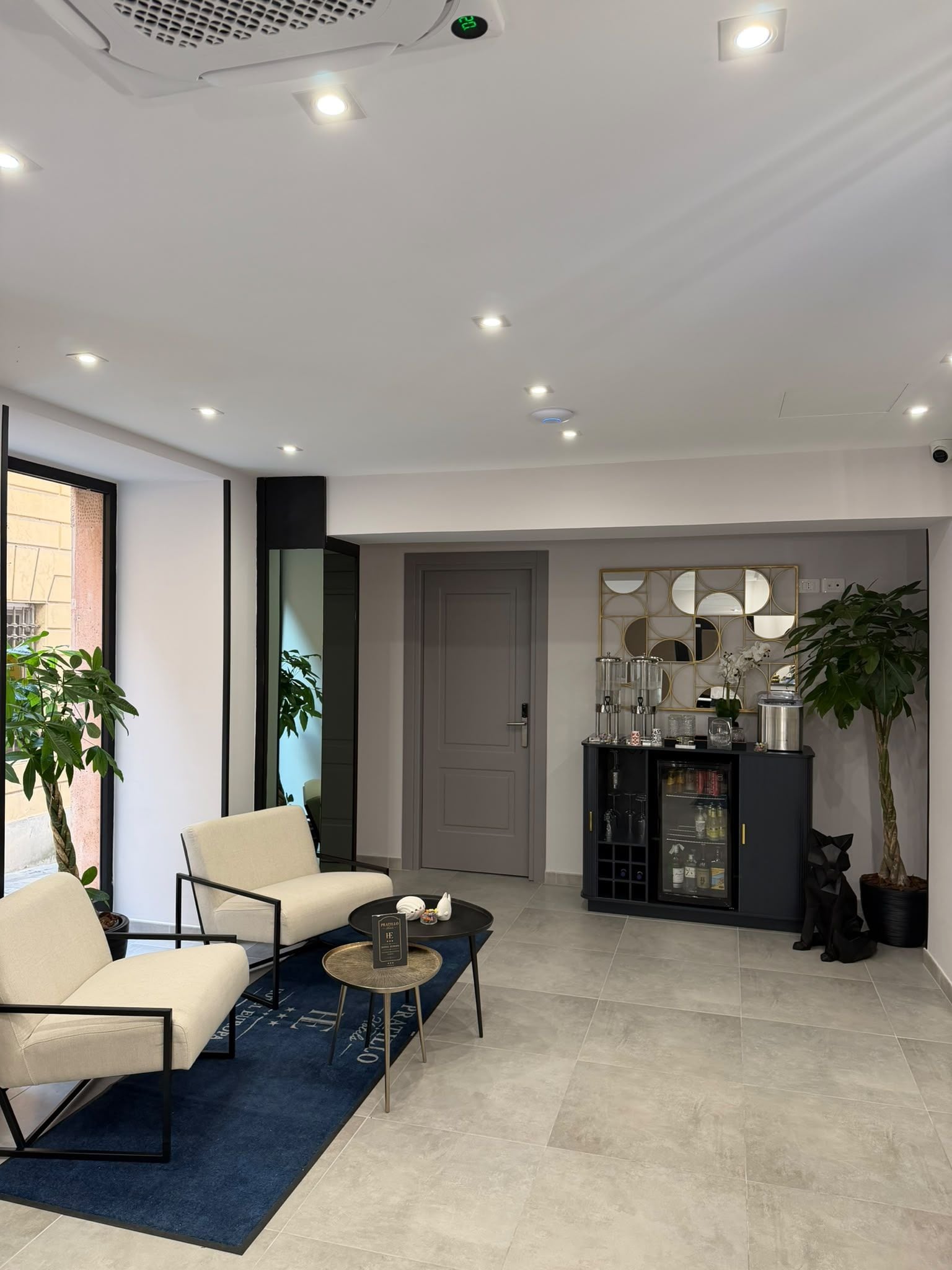 Un salon moderne avec un canapé, une table basse et un meuble décoratif.