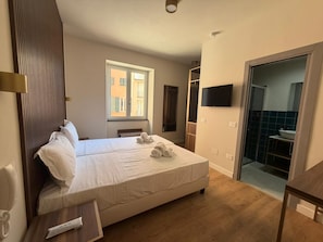 Habitación cuádruple Confort | Sábanas de algodón egipcio, ropa de cama de alta calidad y minibar