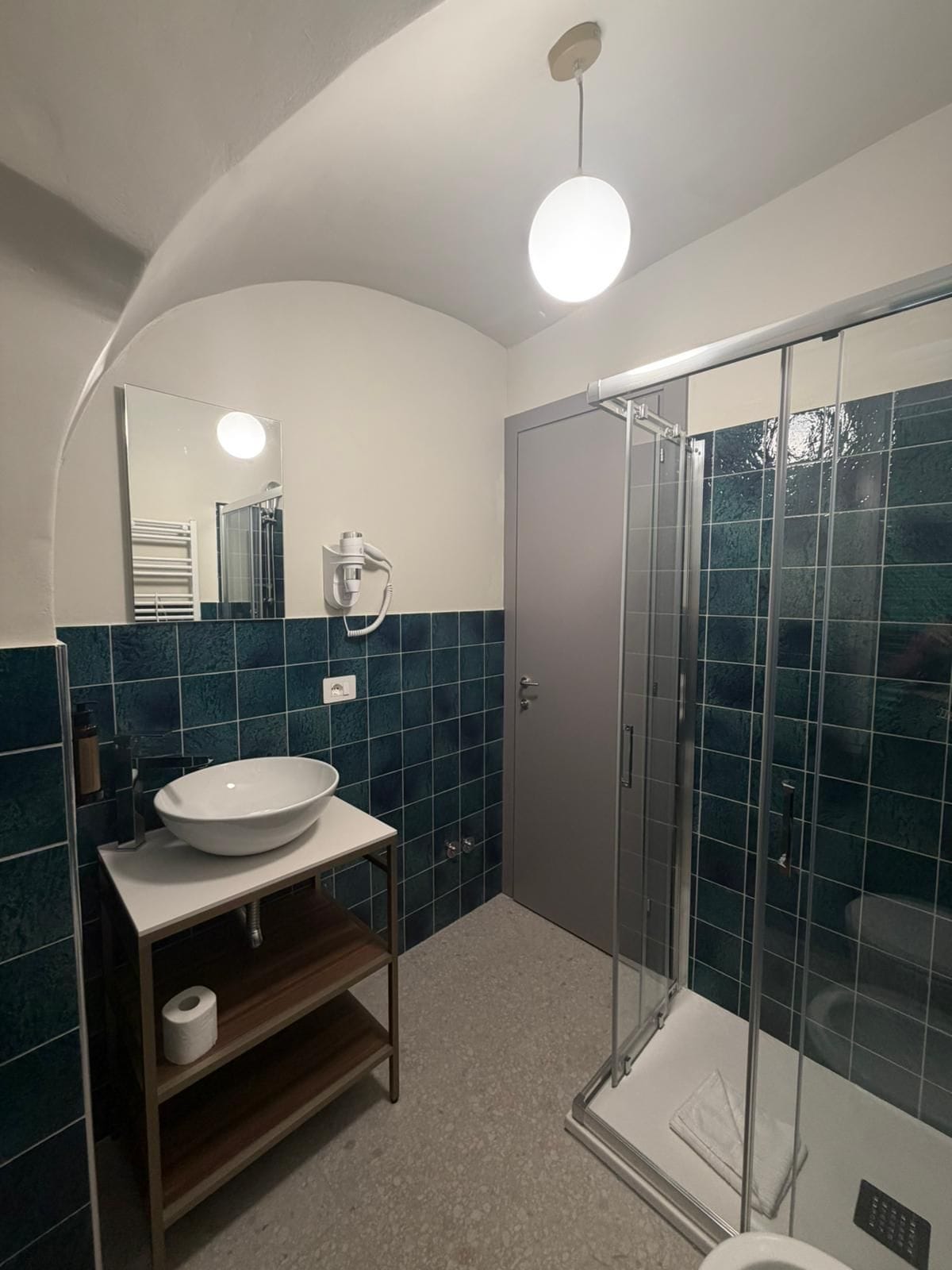 Habitación individual clásica | Baño | Regadera, regadera tipo lluvia, amenidades de baño gratuitas 