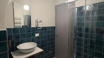 Habitación individual clásica | Baño | Regadera, regadera tipo lluvia, amenidades de baño gratuitas