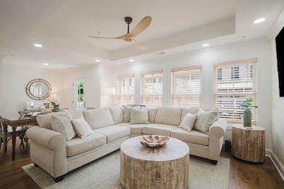 Lowcountry Landing! 3-story Townhouse in Old Town's Promenade