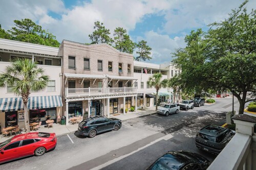 Lowcountry Landing! 3-story Townhouse in Old Town's Promenade