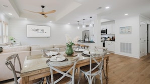 Stadtwohnung, Mehrere Betten, Stadtblick (Lowcountry Landing) | Speisen