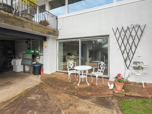 Apartment Sleeps 2 With Parking, Pets Welcome
