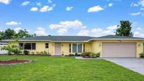 Exterior - Perfect get away w/ heated pool. Golf view, Close by the Beach and park to walk. (Rotonda West)