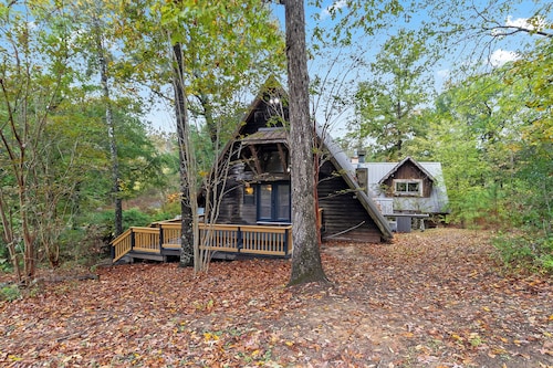 Cedarstone Cabin on 3 acres - 10 min to the University of Alabama