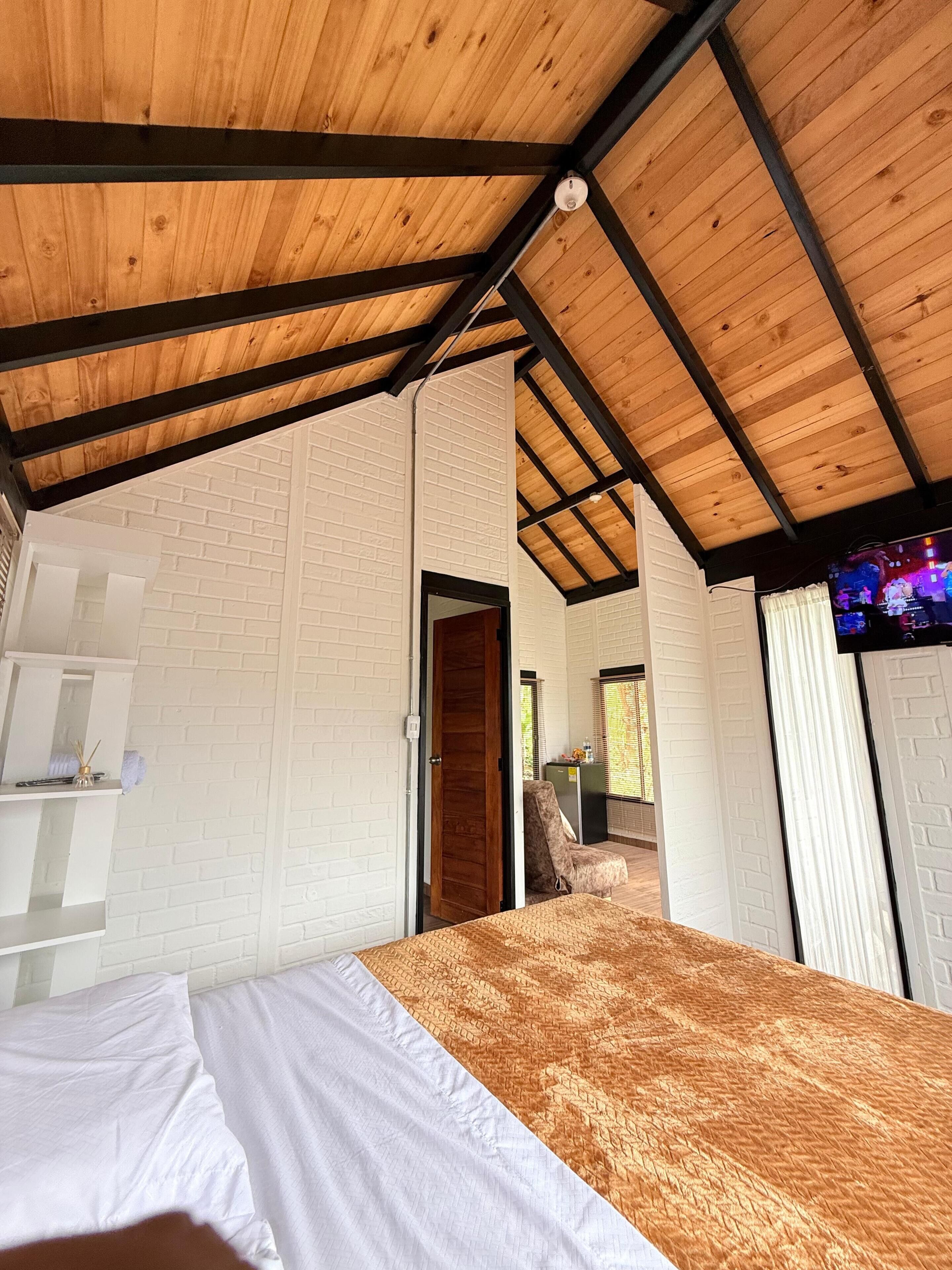 1 habitación, tabla de planchar con plancha y ropa de cama 