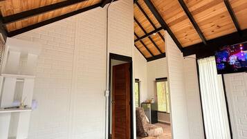 1 habitación, tabla de planchar con plancha y ropa de cama