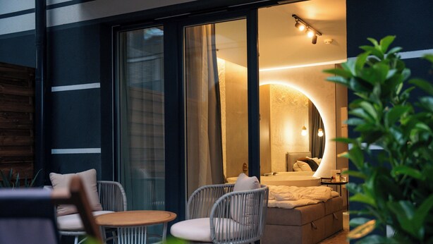 Un intérieur moderne avec un coin salon, un canapé et une grande fenêtre.