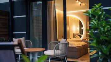 Ein modernes Interieur mit einer Sitzecke, einem Sofa und einem großen Fenster.