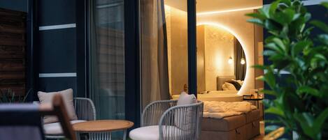 Deluxe Studio Suite, Air conditioning, Courtyard View | Terrace/patio