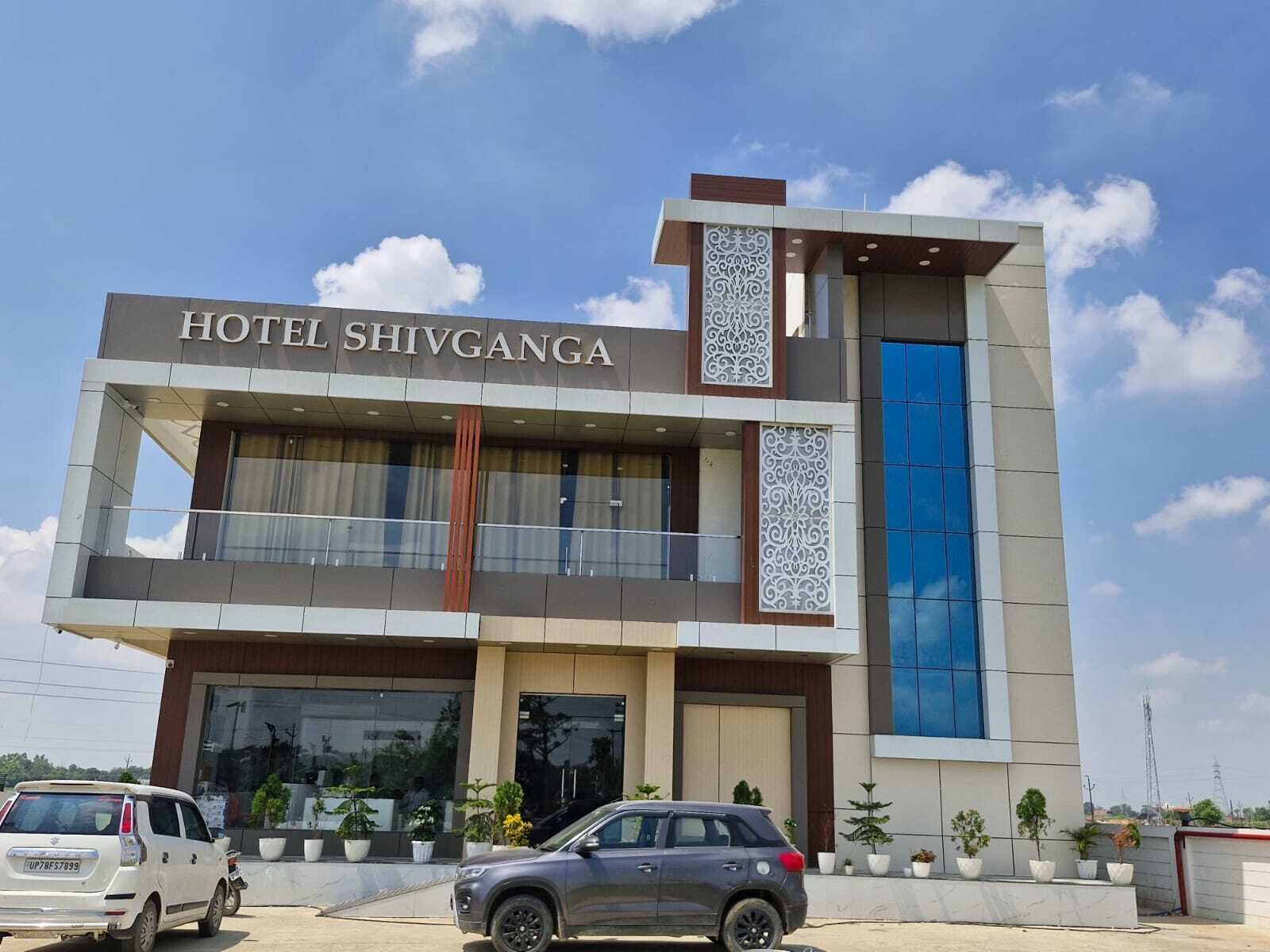 Un moderno edificio de hotel con un letrero destacado que dice 'HOTEL SHIVGANGA'.
