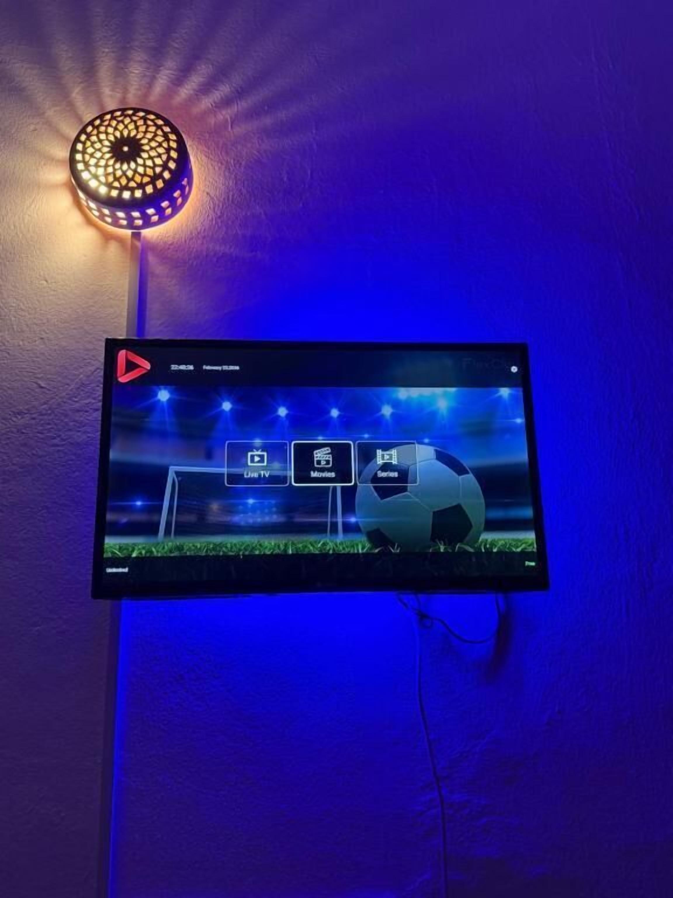 Un televisor de pantalla plana montado en la pared, mostrando la interfaz de un canal deportivo.