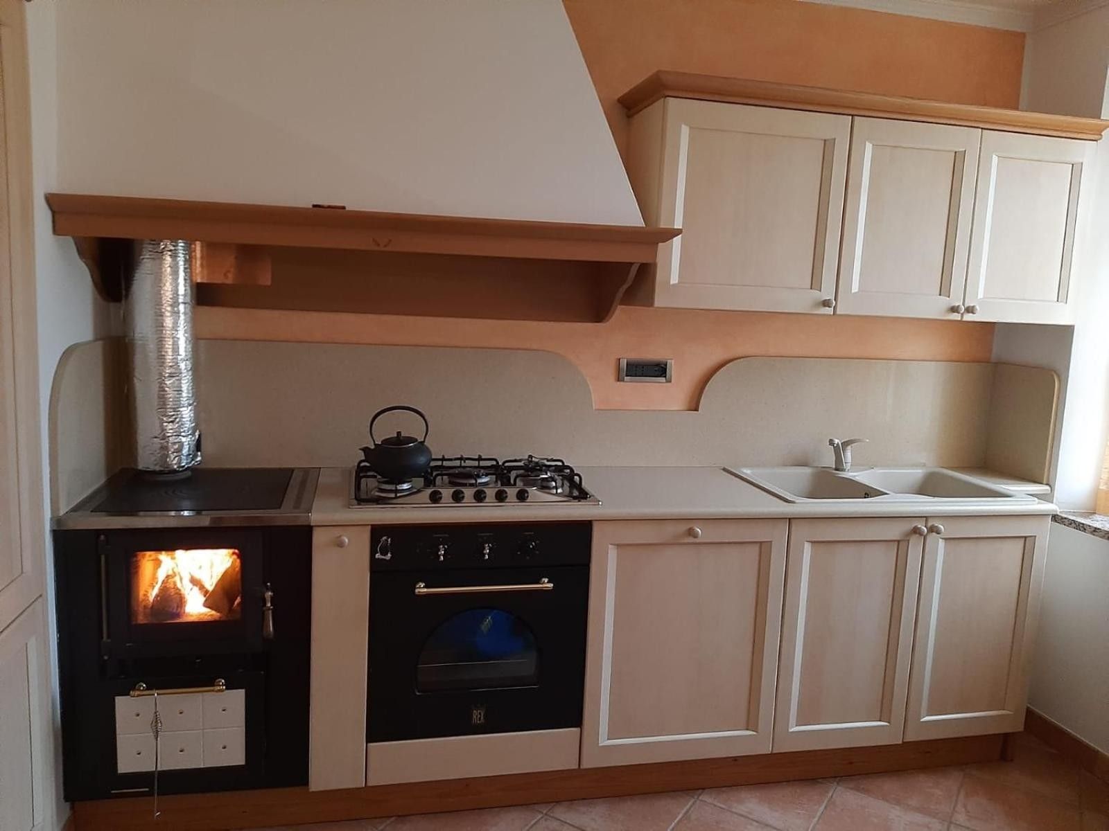 Coffee/tea maker, fridge, oven, stovetop