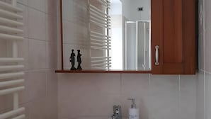 A bathroom with a white sink, a mirror, and a towel rack. - Country House 'San Marcello Residence' with Mountain View, Private Garden and Wi-Fi (Villabruna-umin)