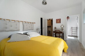 Ein Schlafzimmer mit einem Bett, einem Schreibtisch und einem Stuhl.