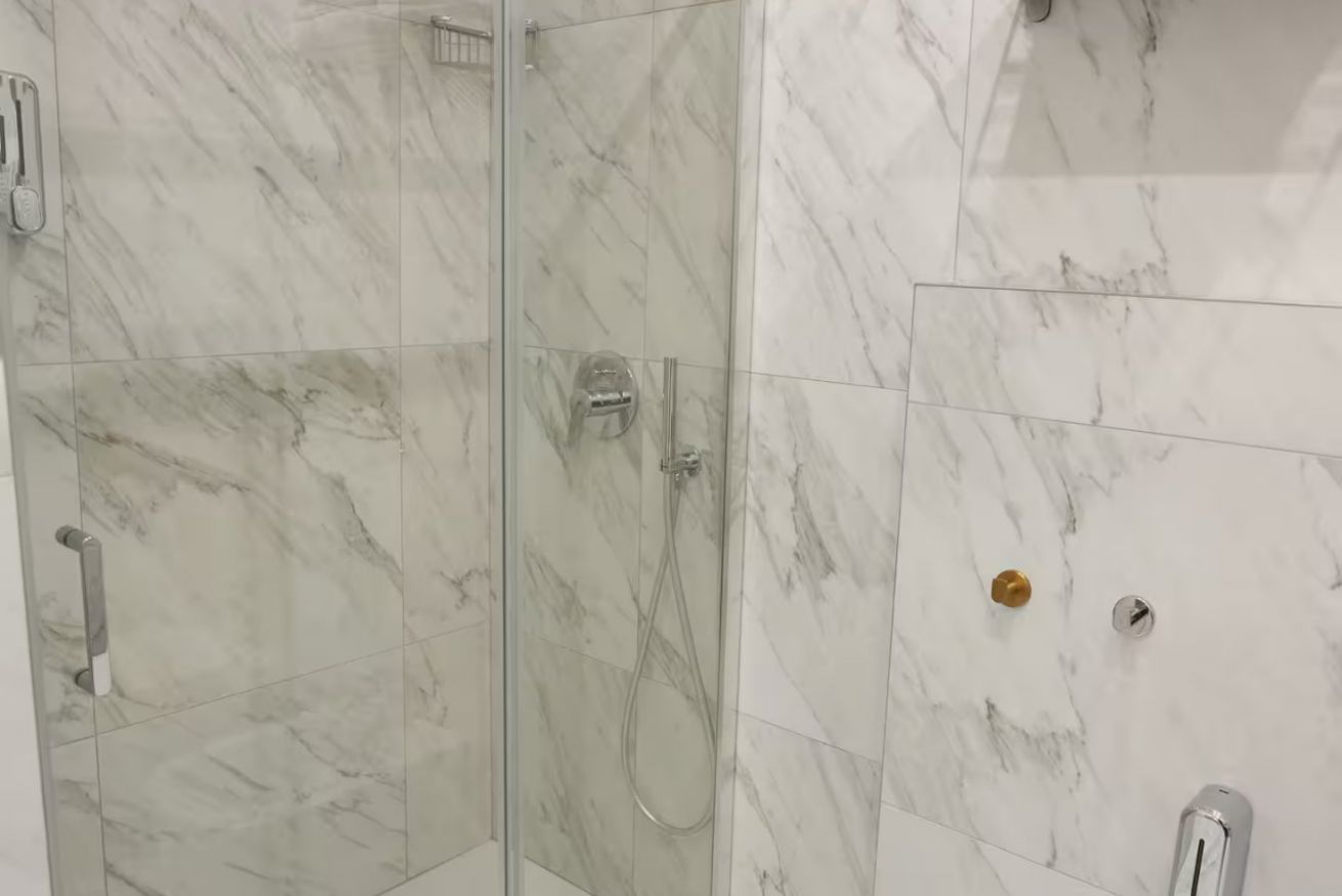 Ducha, bidet, toallas, shampoo