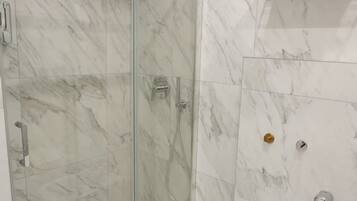Ducha, bidet, toallas, shampoo