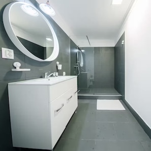 Hair dryer, shampoo - Mavie Central Studio 3 (București)