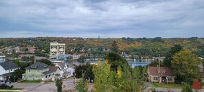 Un quartier résidentiel avec des maisons, un pont et une étendue d’eau.