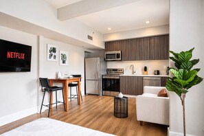 🛋 Bright open-concept studio—combining living, dining, and sleeping areas in one fluid, light-filled layout. - The Penn Hotel - Sleeps 3 & Gaslamp Nightlife Now! (San Diego)