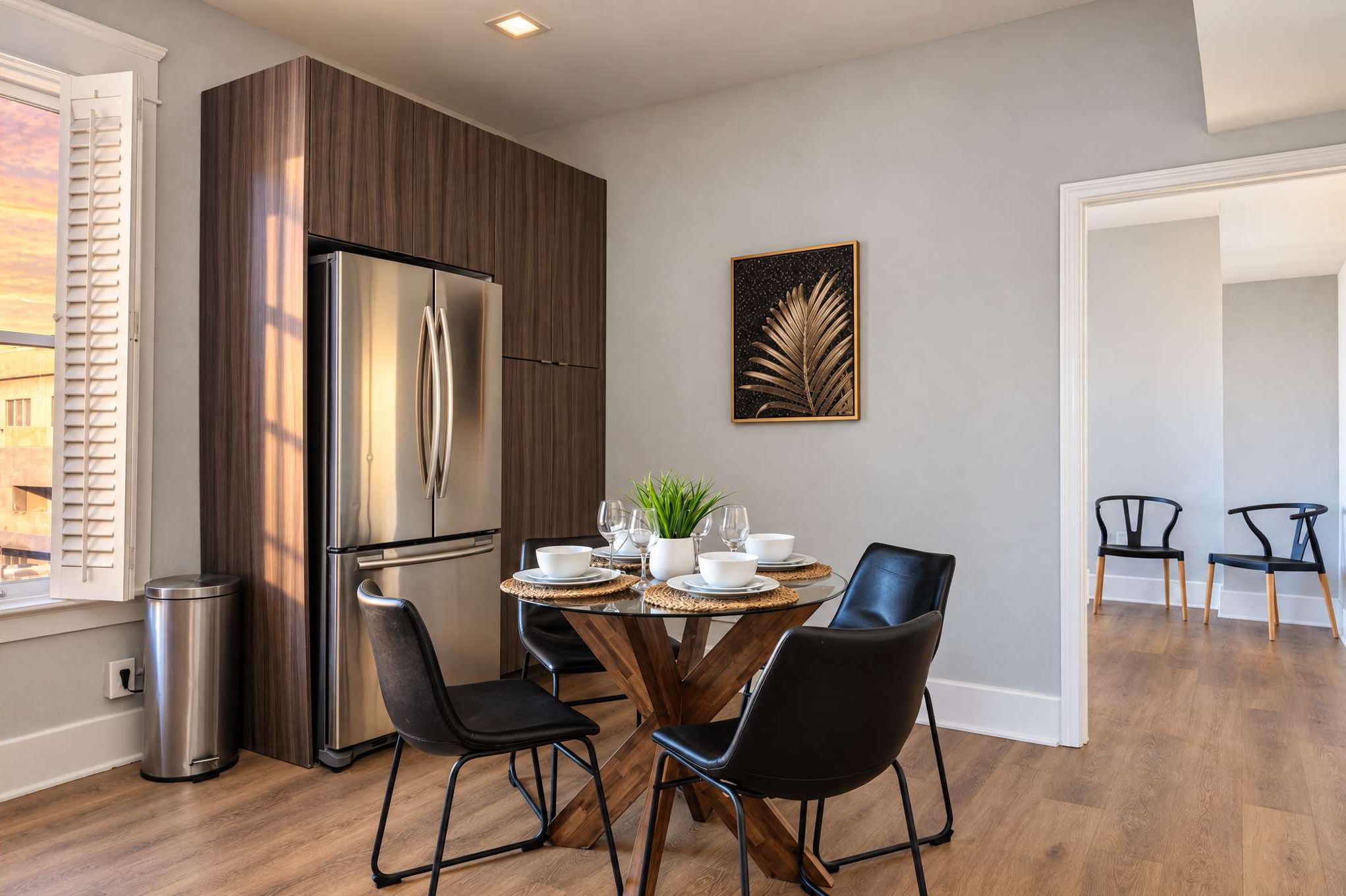 🍳 Full chef’s kitchen & dining nook—complete with full-size refrigerator, microwave, and intimate dining table.