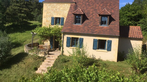 A two-story house with a stone facade and a red-tiled roof. - Holiday Home 'Les Essarts La Maison' with Shared Pool, Private Terrace and Wi-Fi (Plazac)