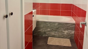 Un bagno con vasca, doccia e WC.