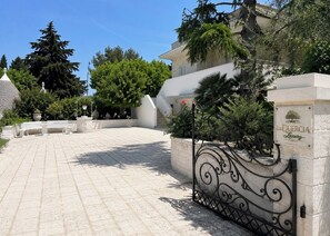 A gated entrance with a sign for 'La Quercia Luxury Puglia.' - Detached Villa for Exclusive Use with an Infinity Pool (Puglia)