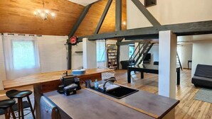 Living area - The Pierrefonds Cabin (Pierrefonds)