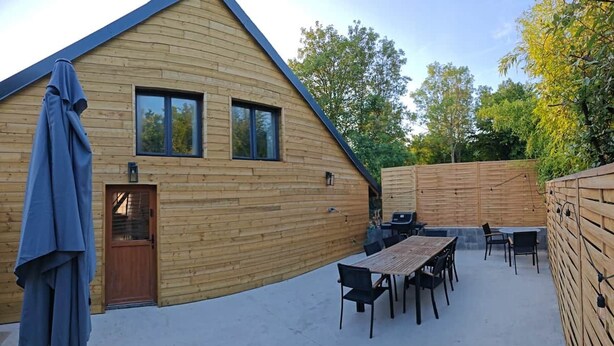 Outdoor dining - The Pierrefonds Cabin (Pierrefonds)