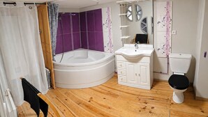 Bathroom - The Pierrefonds Cabin (Pierrefonds)
