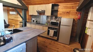 Private kitchen - The Pierrefonds Cabin (Pierrefonds)